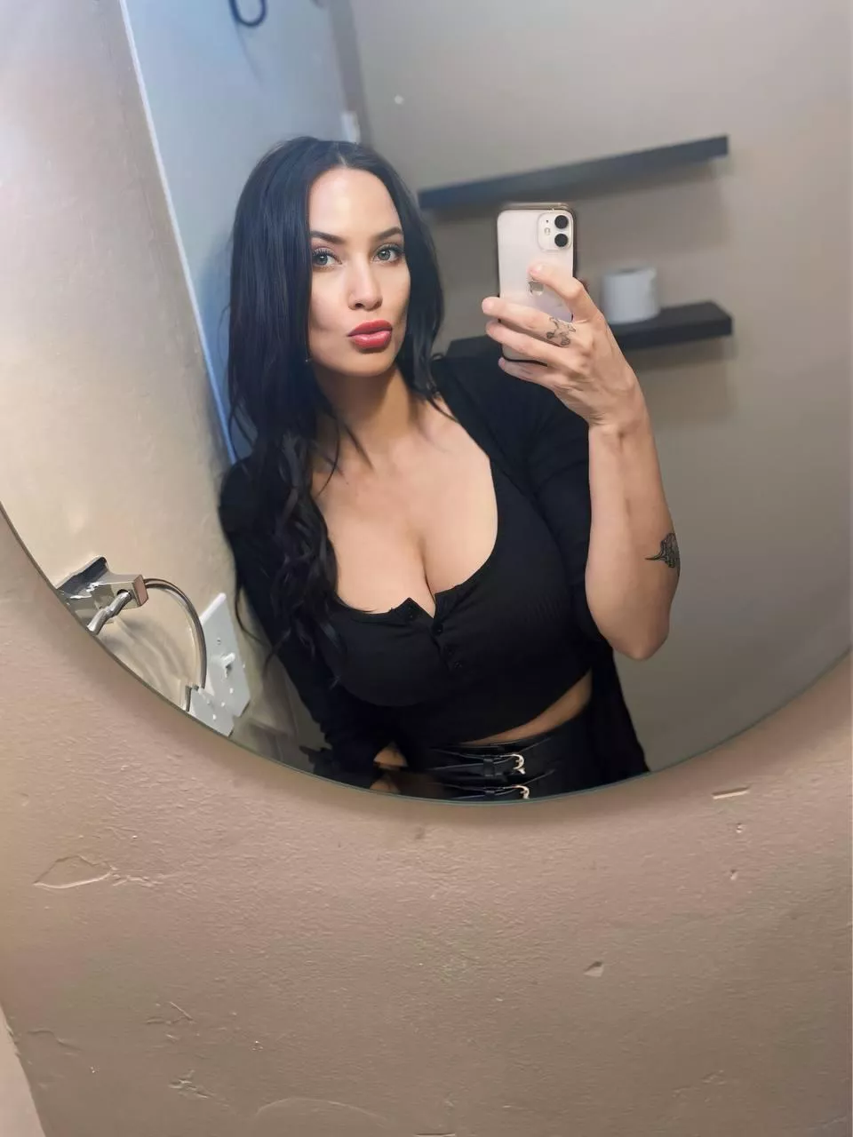 Show me to everyone posted by wild_booty_princess