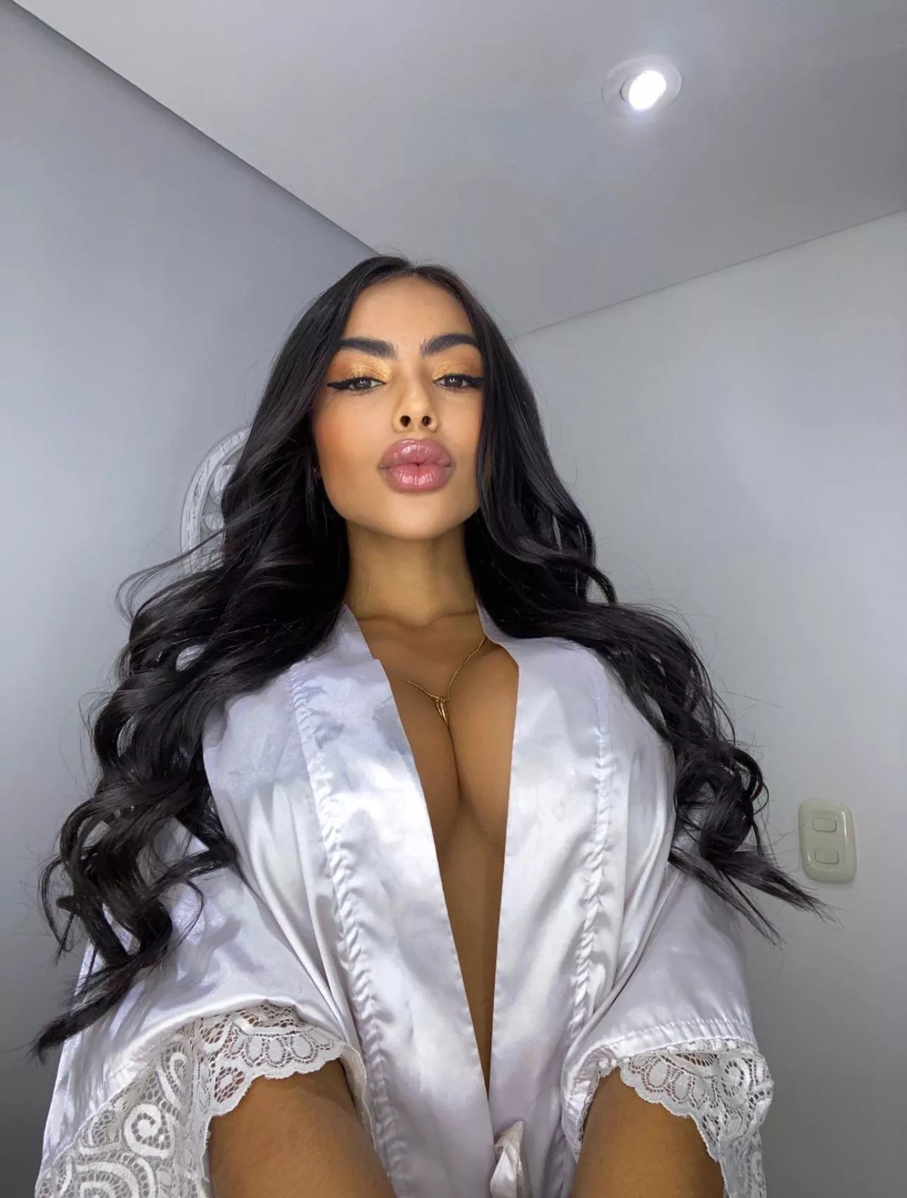 Beautiful bimbo doll posted by LivelyLovebug02