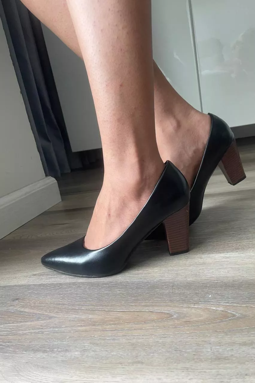 Black heels  posted by Eastern_Wave640