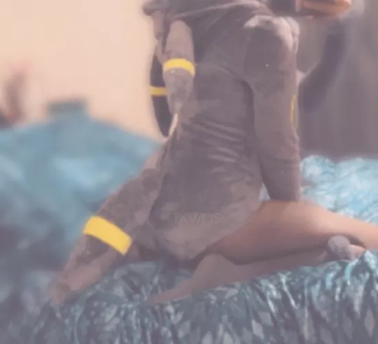 🖤Buenos Dias, still so excited about my umbreon one piece 💛 by BabeyBunBun