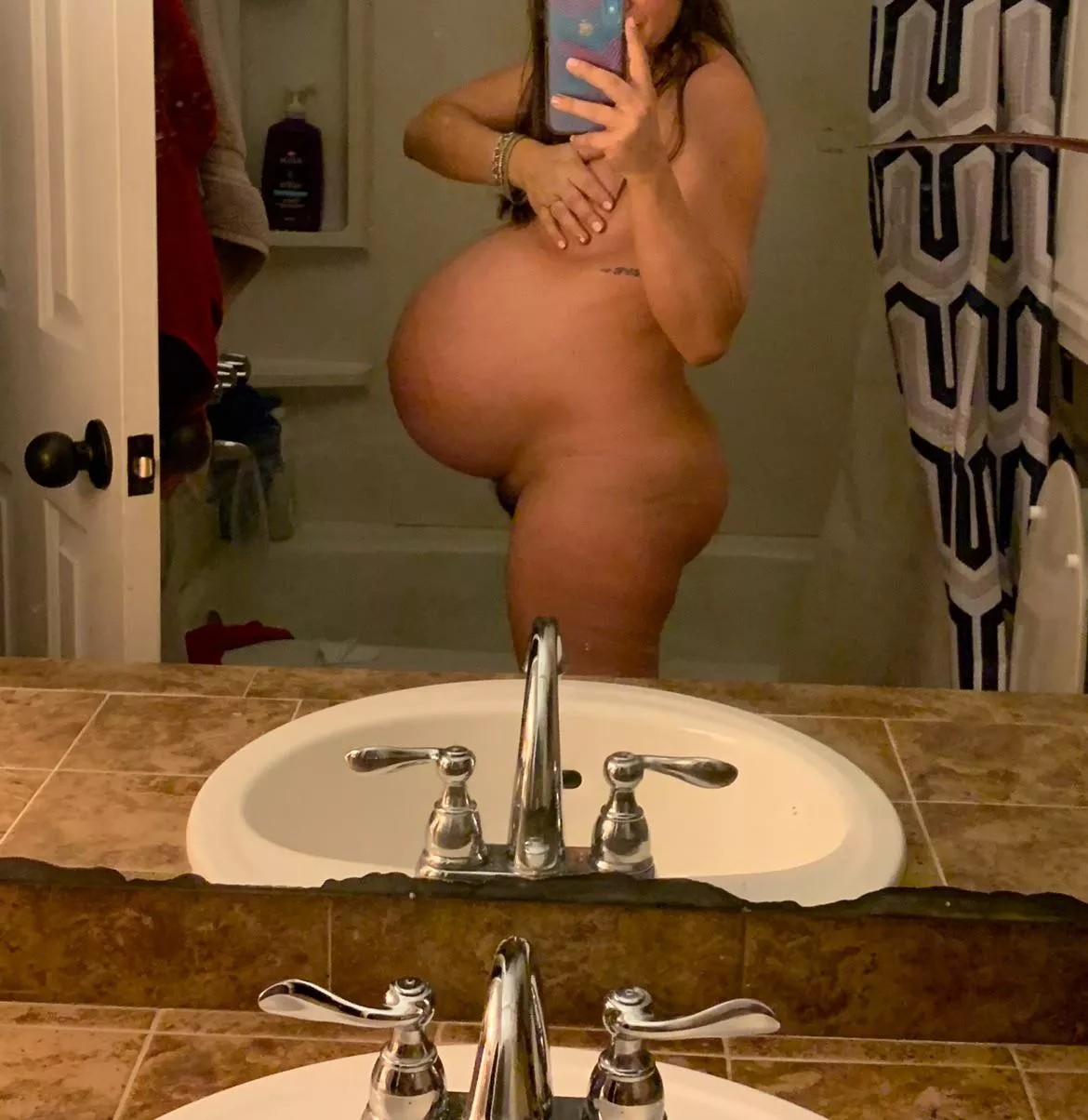 How badly do you wanna fuck my pregnant body 😏 posted by Horncornn