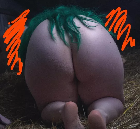 I love it in the bum like this... by Lara_Piggy