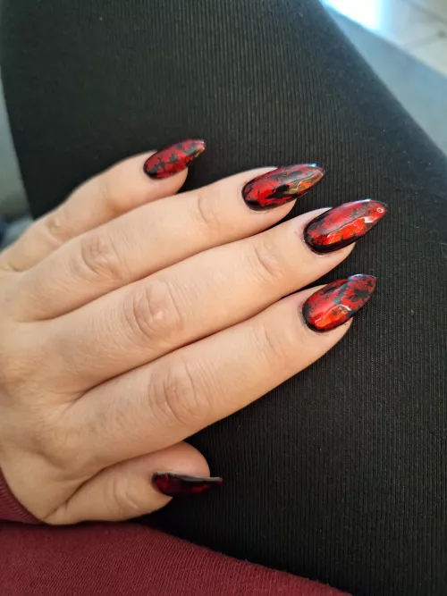 Loving my red nails 😍 by StSaracen