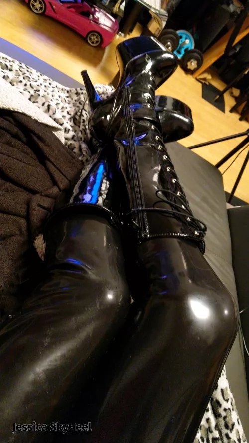 Realxing with my boots with 20cm Heel by jessicaskyheel