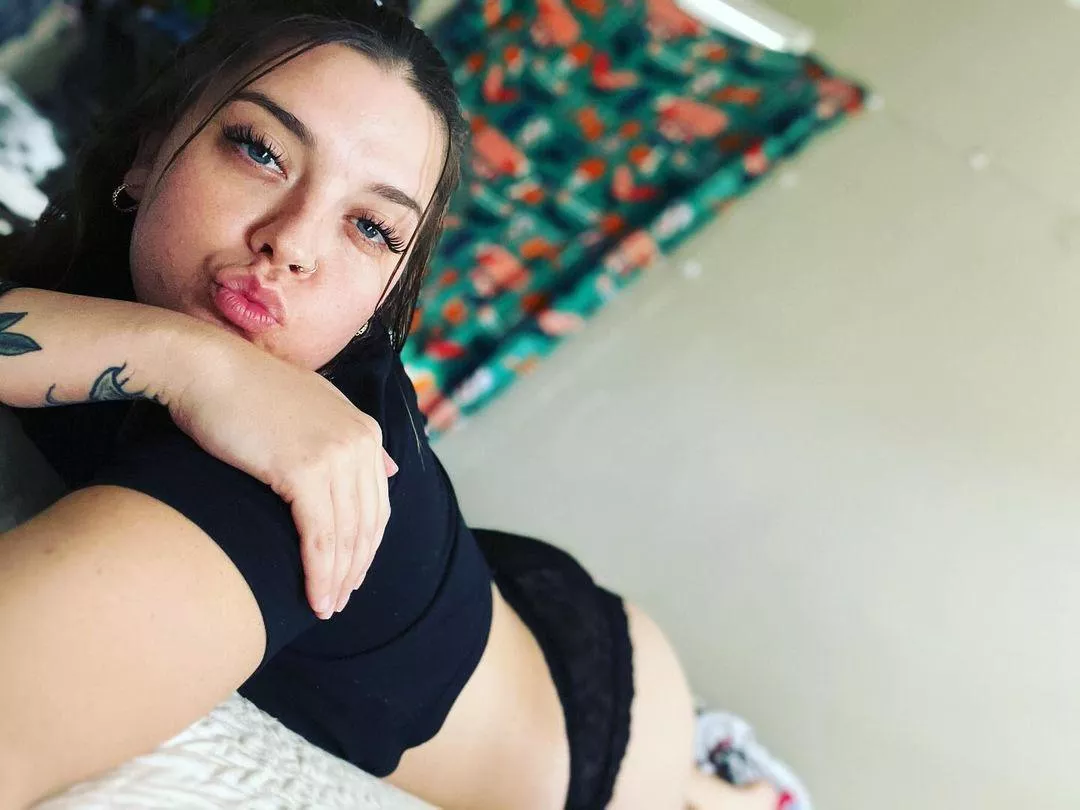 Shy girl, naughty thoughts. posted by Lacykaye111