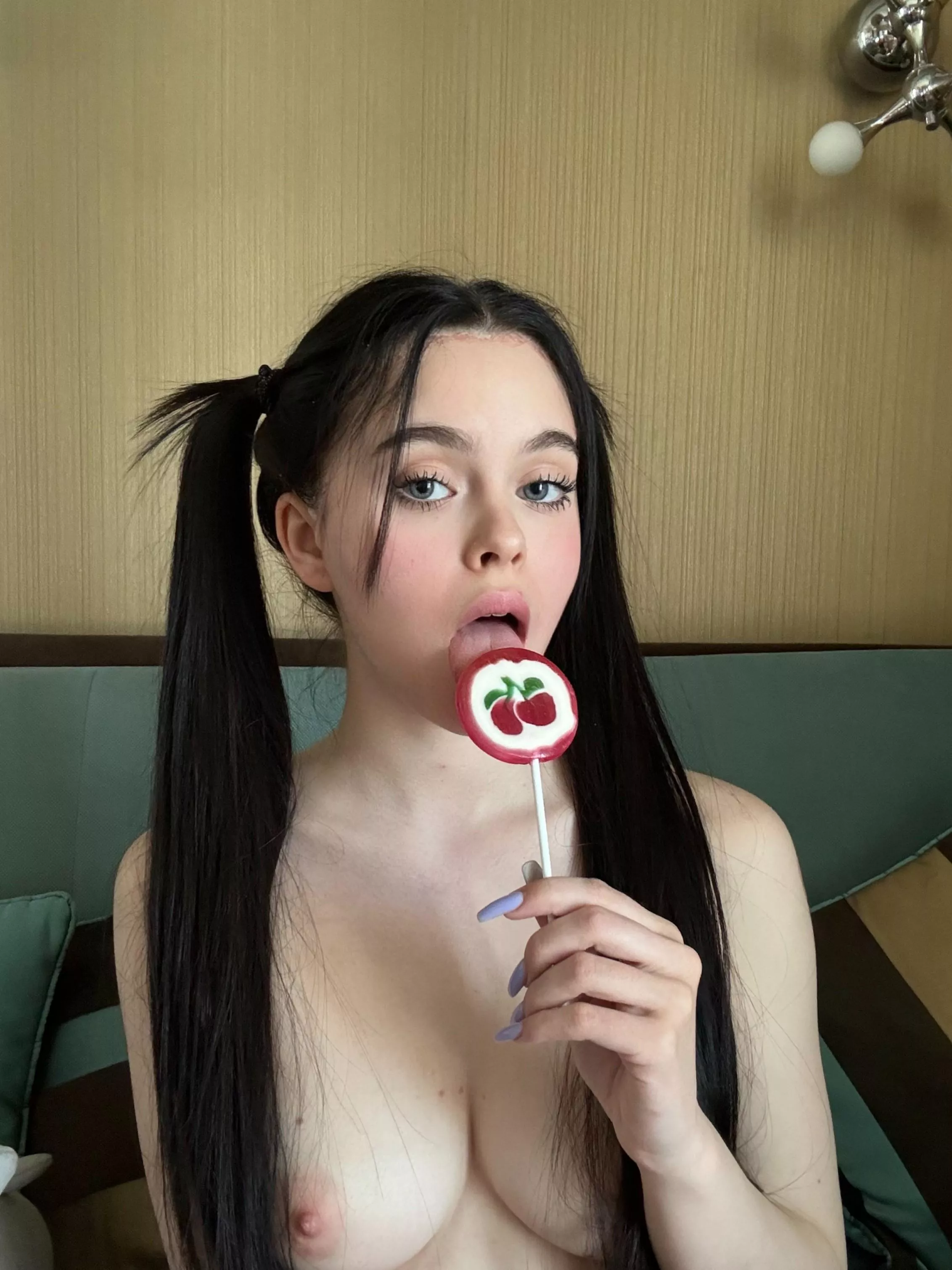 the only thing love better than candy is ovals posted by CelesiaCre