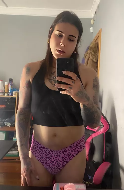 Time to rest after the gym 🖤🩷 by emmaink-trans