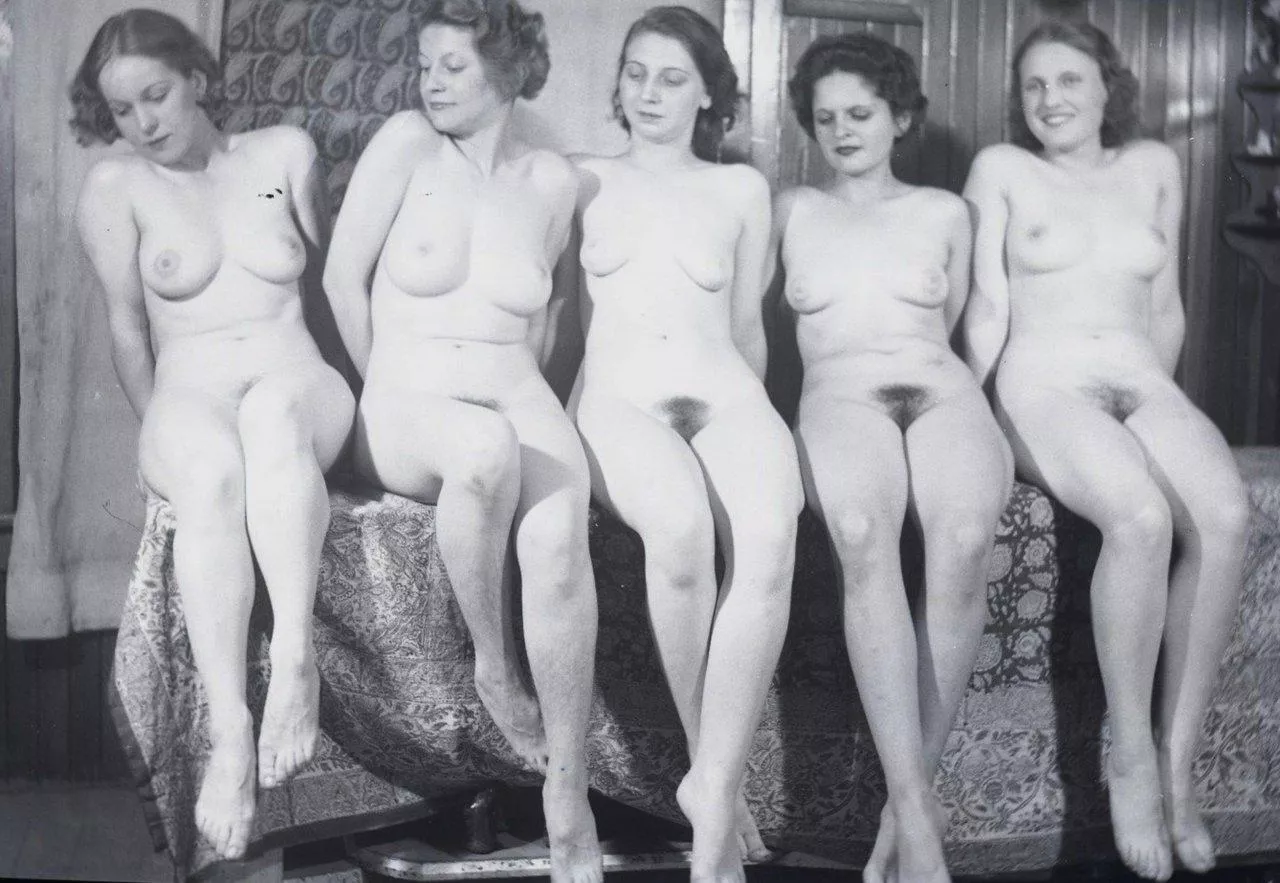 Vintage nude group  posted by ThongPo_007