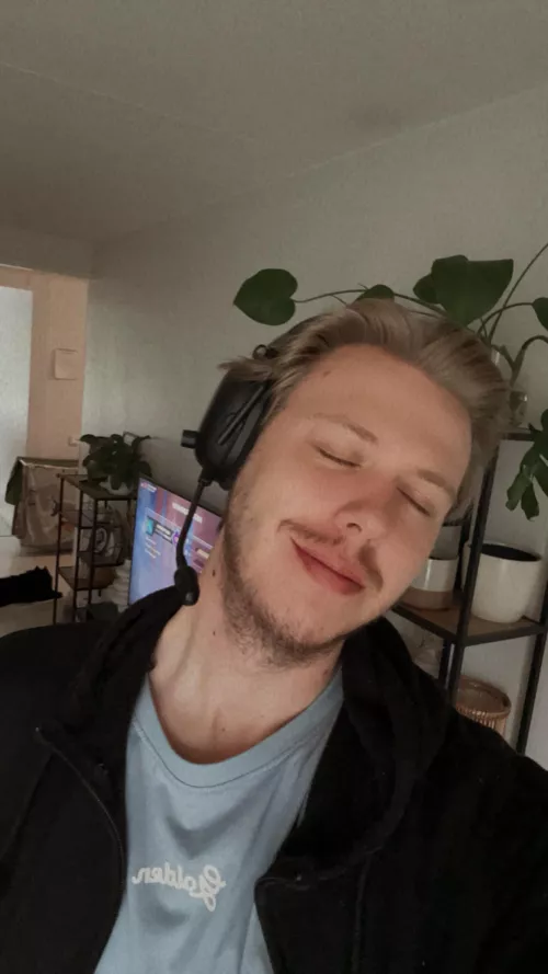 What is better stuff to do then game when its ur day off👌 by SourGaymer