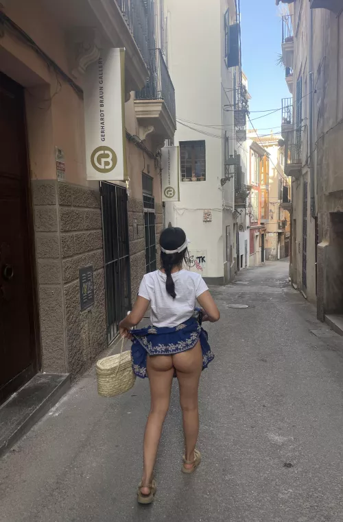 Booty out  by anastasya_xx