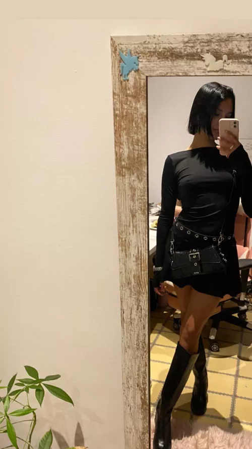 Darlinggg in leather by Lolawildxx