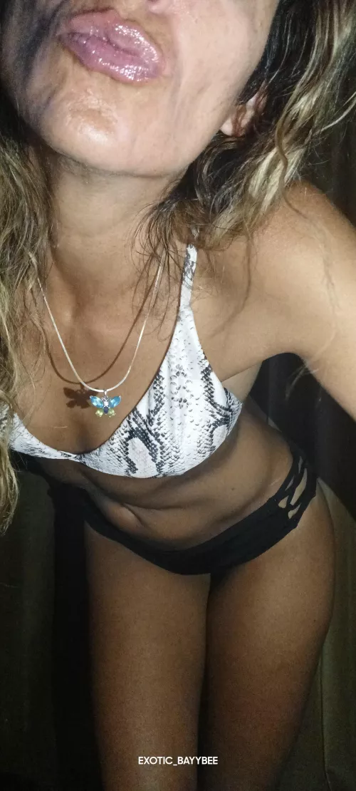 I need a girlfriend who's cute in a bikini by Exotic_Bayybee