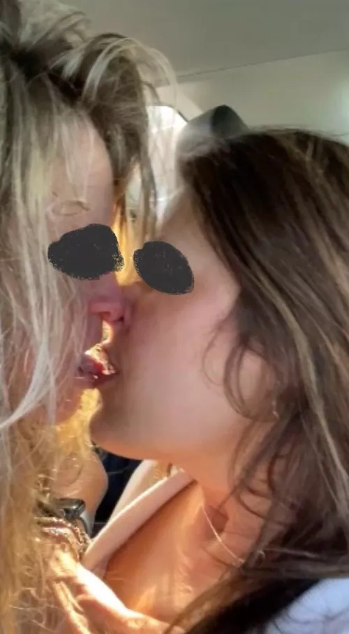 Sensual kiss by Tennhotwife