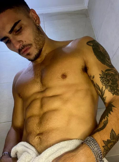 Who wants to see my tight, soaked body after a hot shower? by OlieTheKing