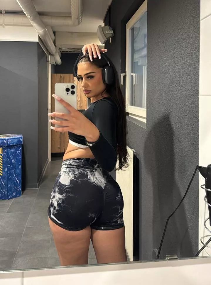 Would you smack my ass if I walked by in the gym? posted by Consistentgirlcute
