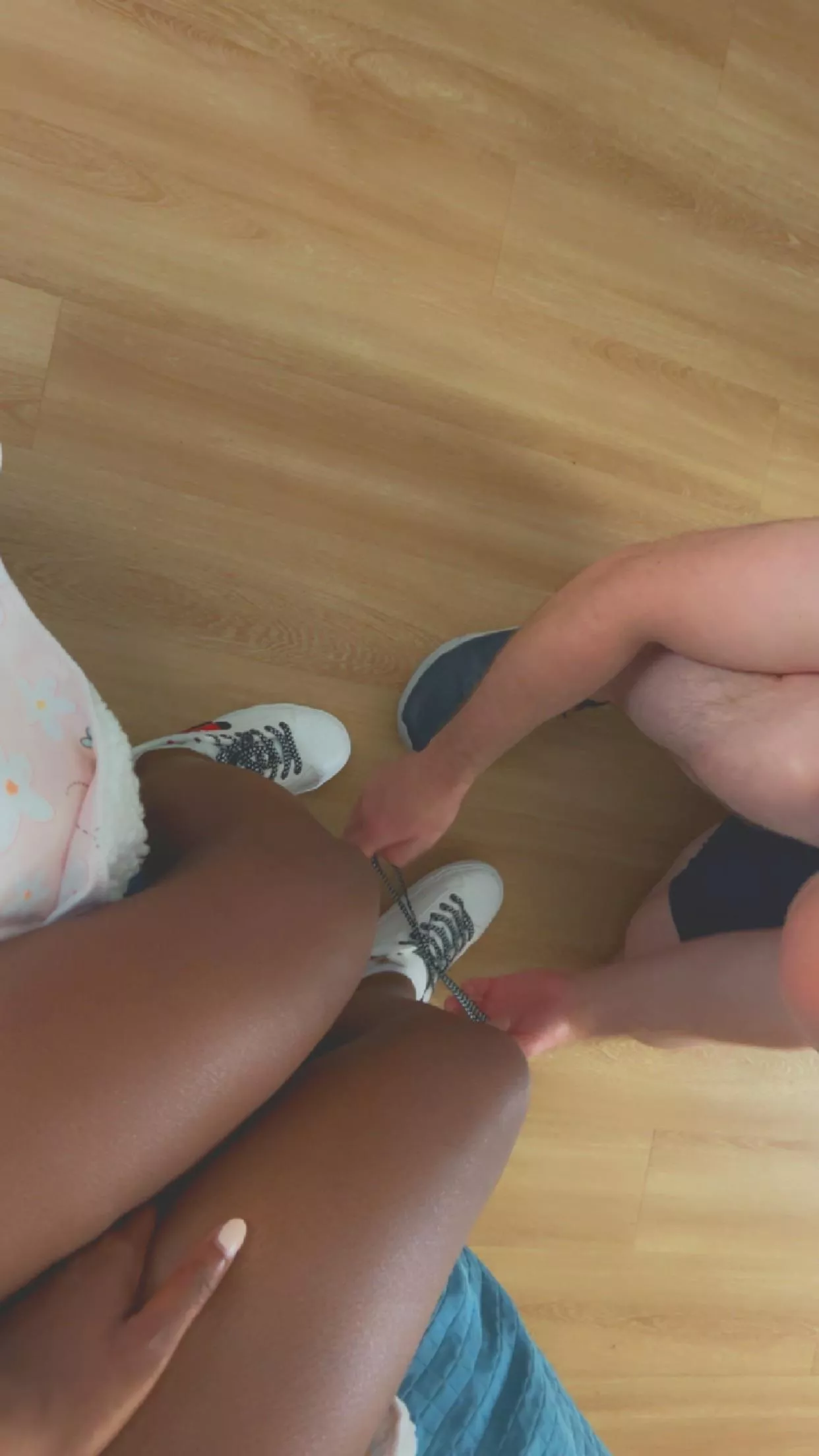 Daddy helped me wif my shoes! He dressed me for disneyworld todays!!!🍼❤️ posted by Ellie_the_Beanz