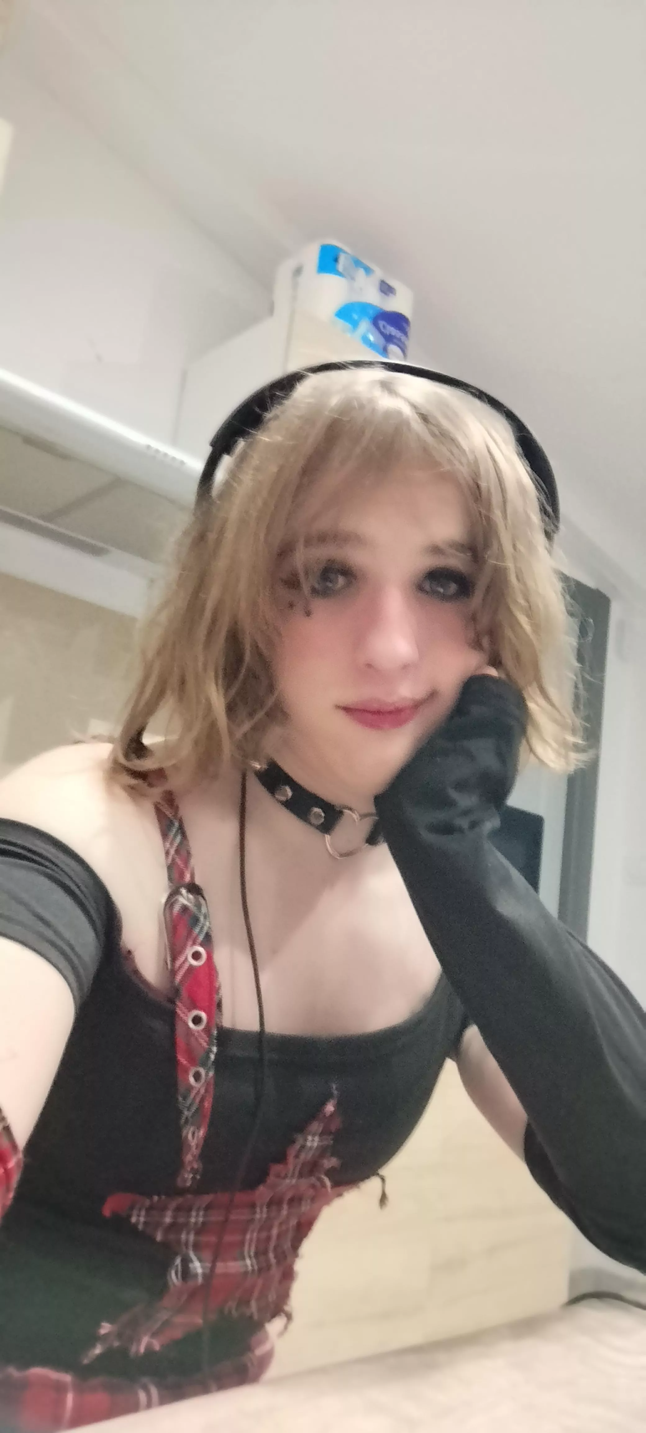 I hate that yhis pic is so blurry cuz i actually look so cute on it x( posted by Humide_Chan