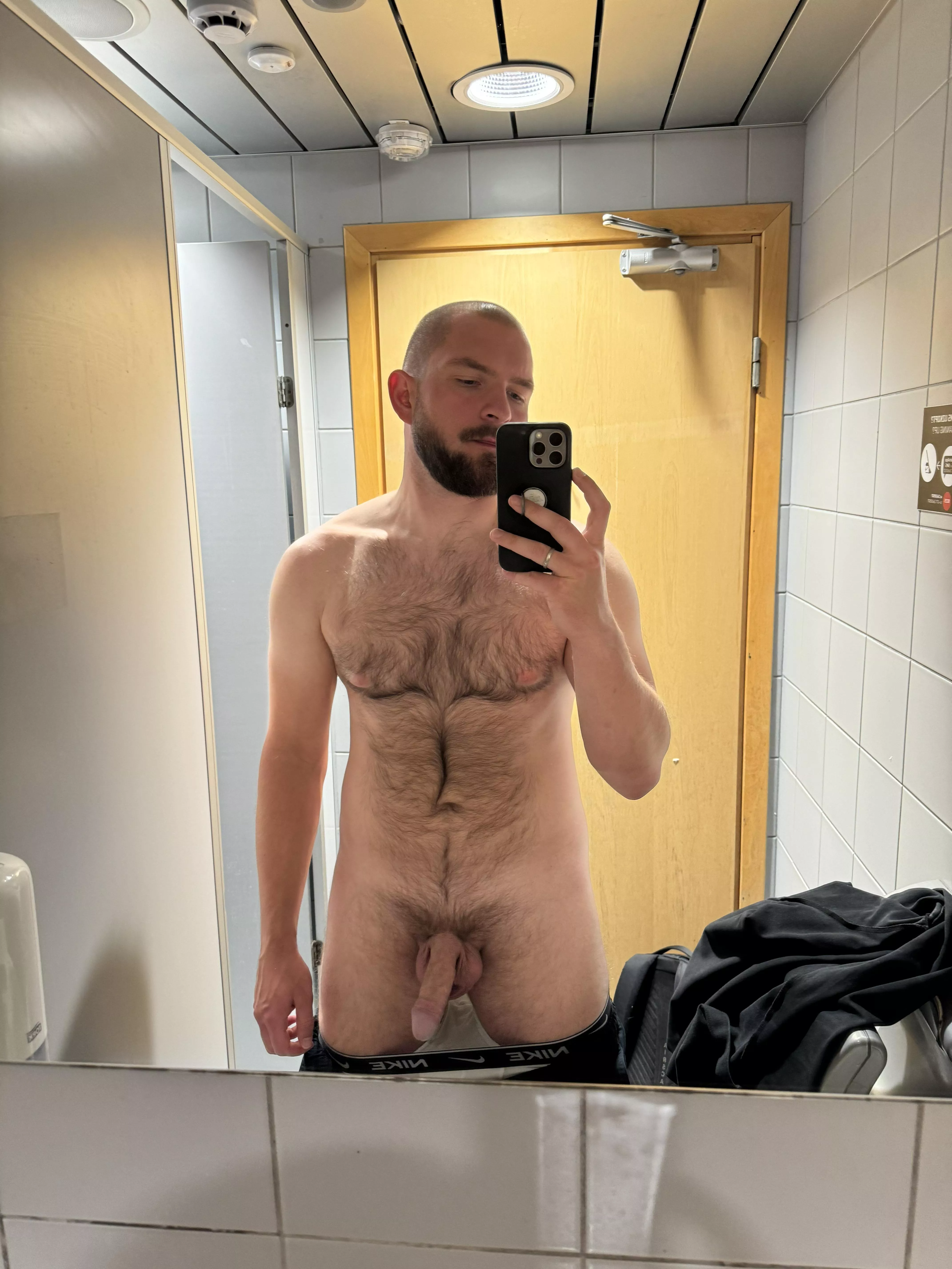 imagine being at airport and not having time to take a softie selfie posted by vskroa