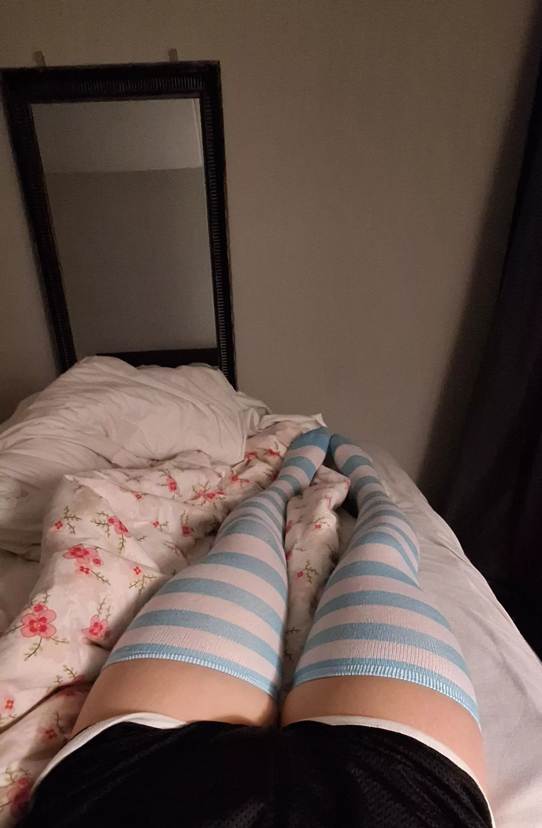 Sum thighs (very comfy) posted by Slawwgy