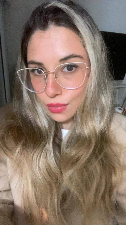 blonde trophy waiting to be taken by Gisselle_Lueders