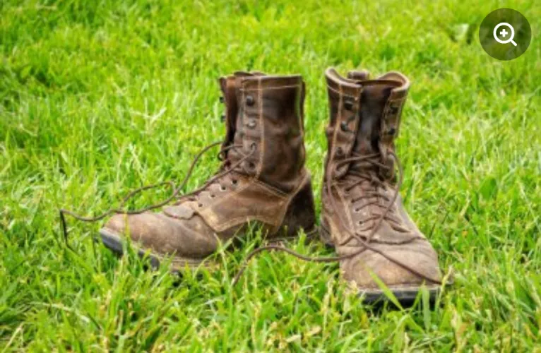 Can someone help me id these boots? by Unhappy_Building4679