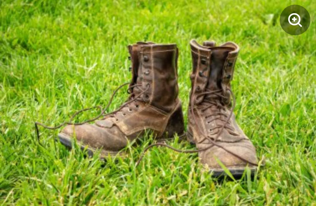 Can someone help me id these boots? posted by Unhappy_Building4679