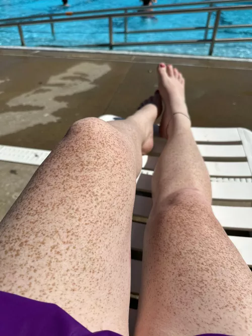 Leg frex for your Tuesday enjoyment  by LynnaJean