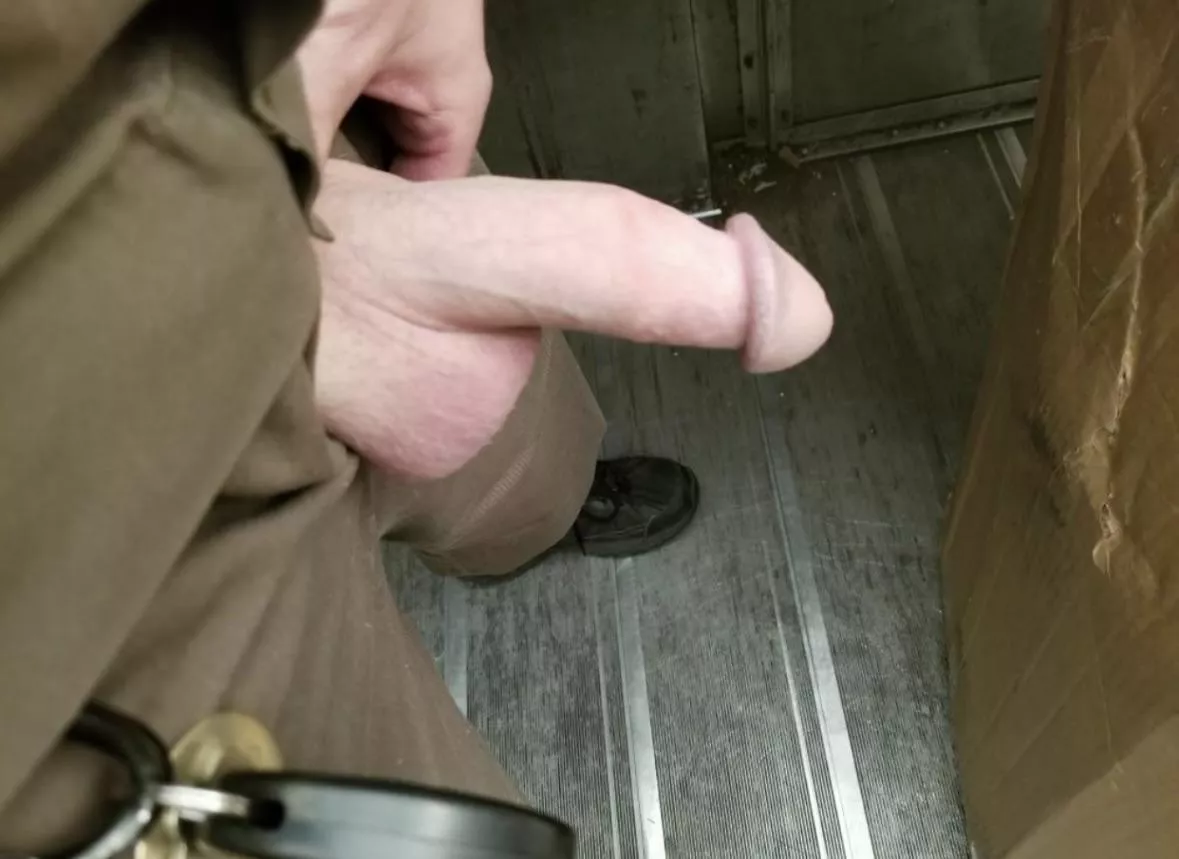 Met another driver from a different center while I was in his area. Thank you for stretching my throat. Video coming soon😈😮‍💨🔥 posted by Nomsss