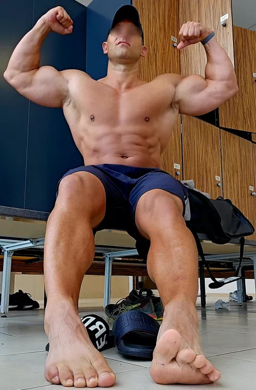 Two guns in the lockers by GermanMuscleBoss