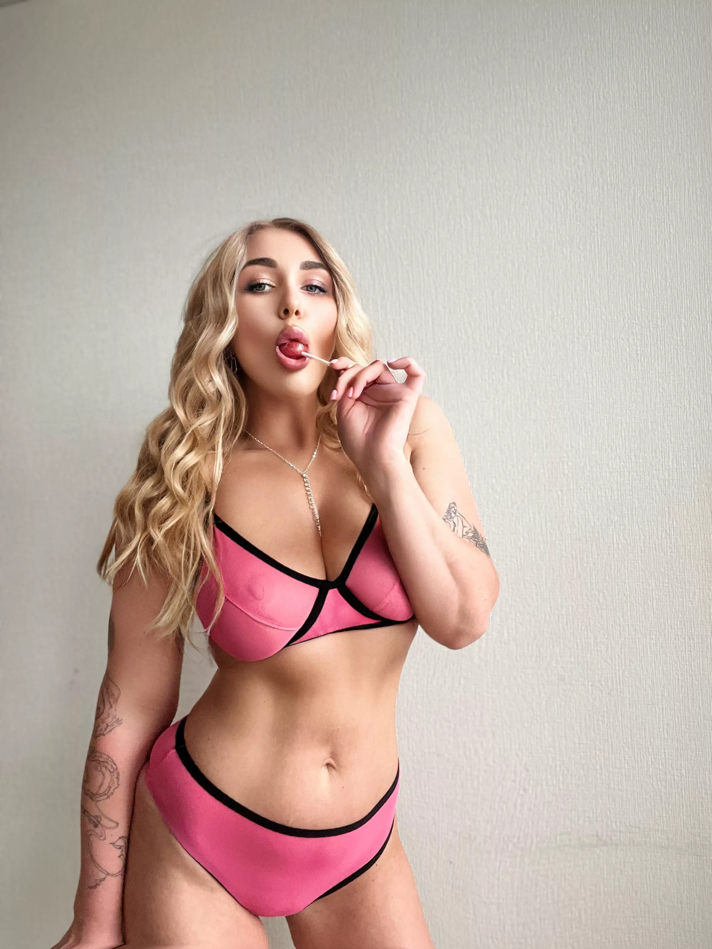 Blondie and the yummy lollipop :) posted by goepibypeper