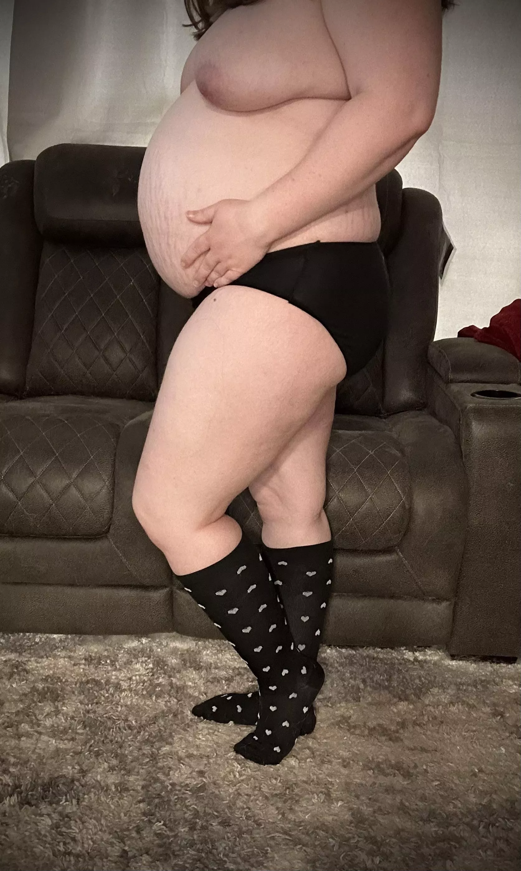 How is my preggo bod posted by CurvyMamasFeet
