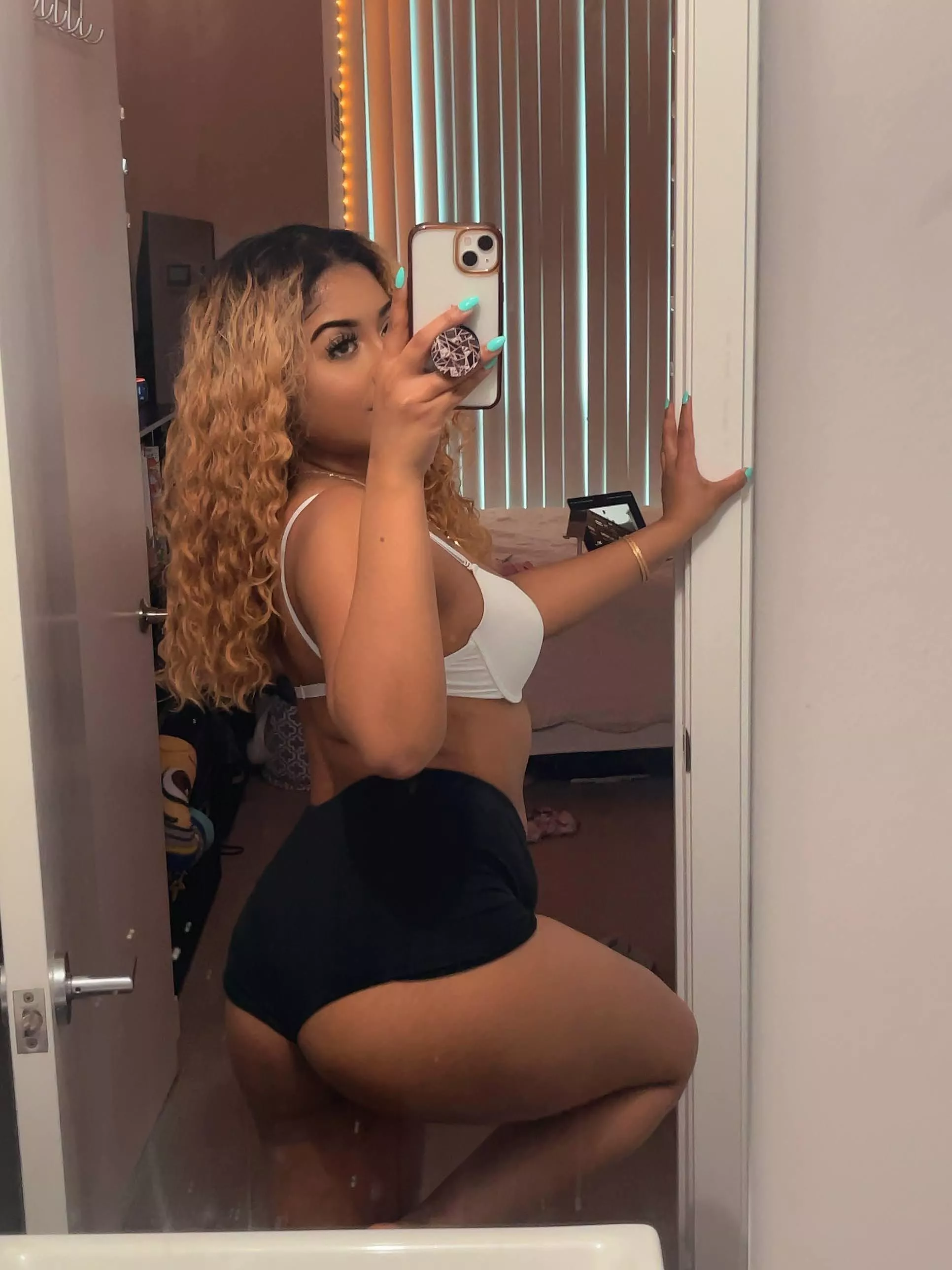 Wanna keep me company?  posted by GoldenGoddess17_