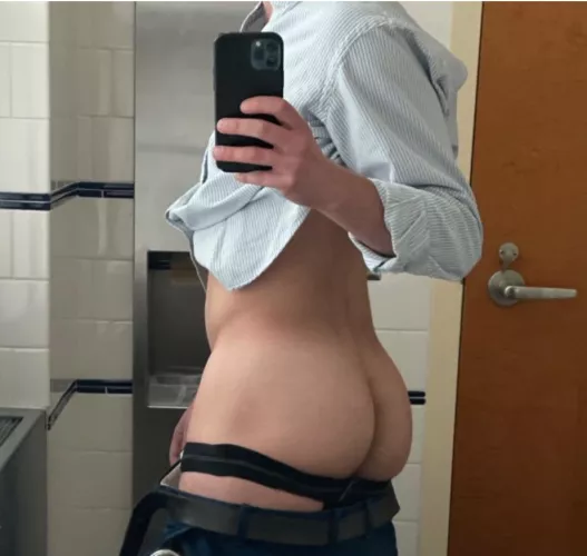 [31] Ever get distracted by your coworker? by Hot-Performer-6916