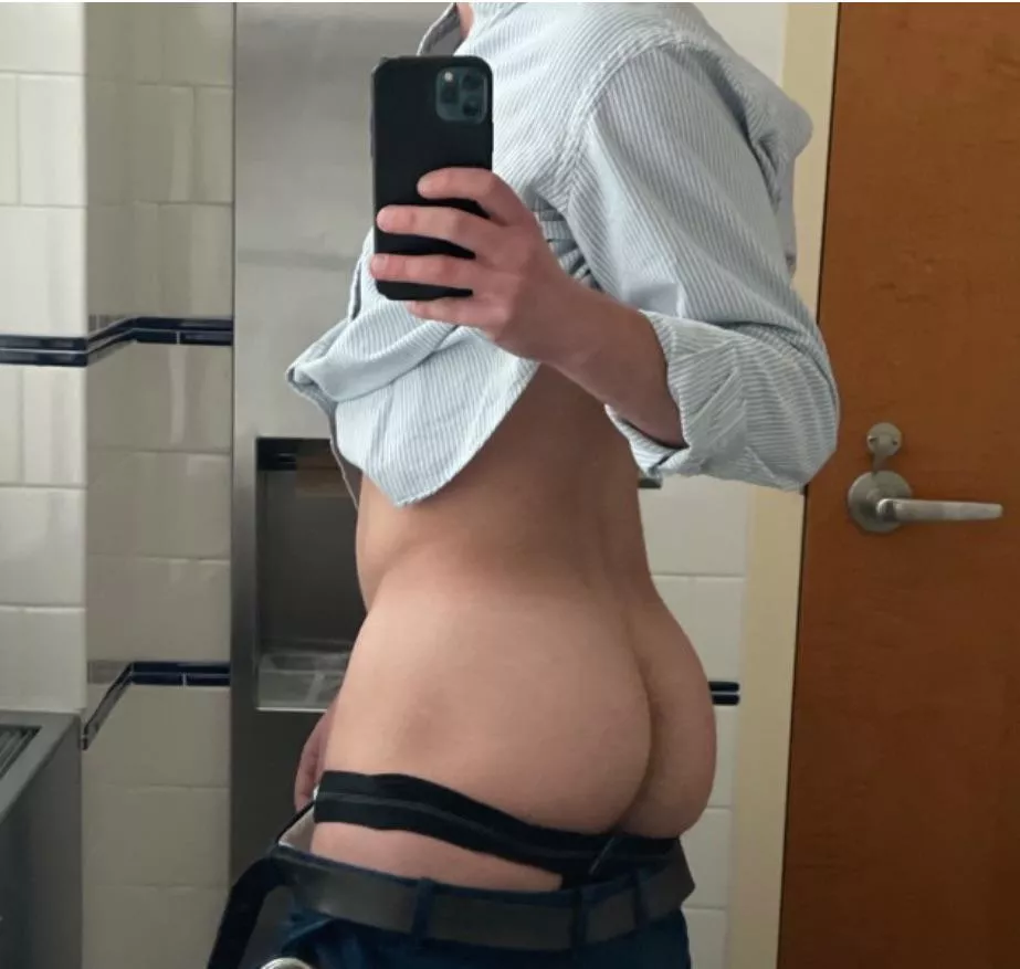 [31] Ever get distracted by your coworker? posted by Hot-Performer-6916