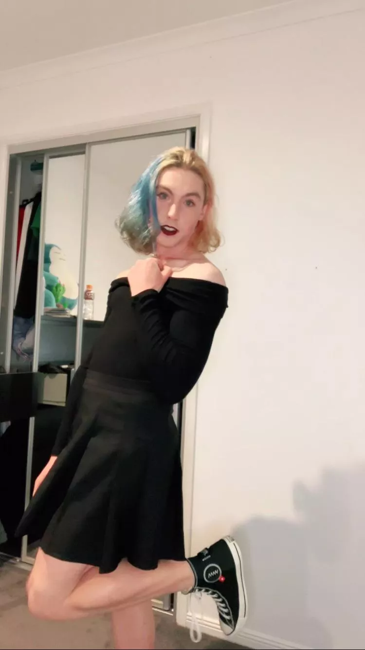 A cute little fit! posted by alexia_femboy