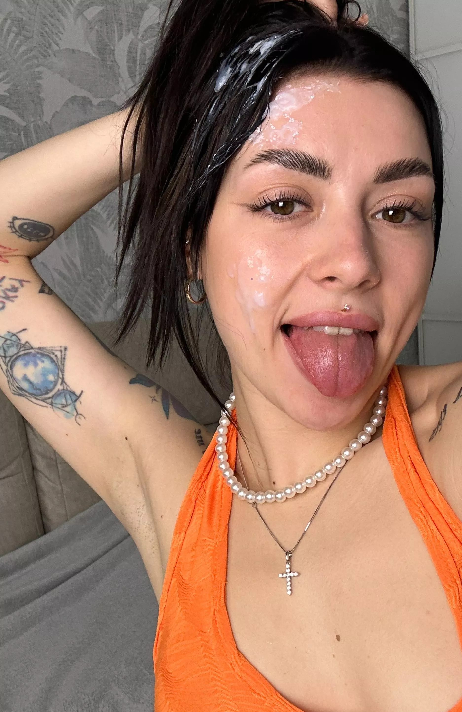 Brunette babe posted by scarlettdo