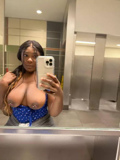 Good morning from the women's restoom by TilaToti