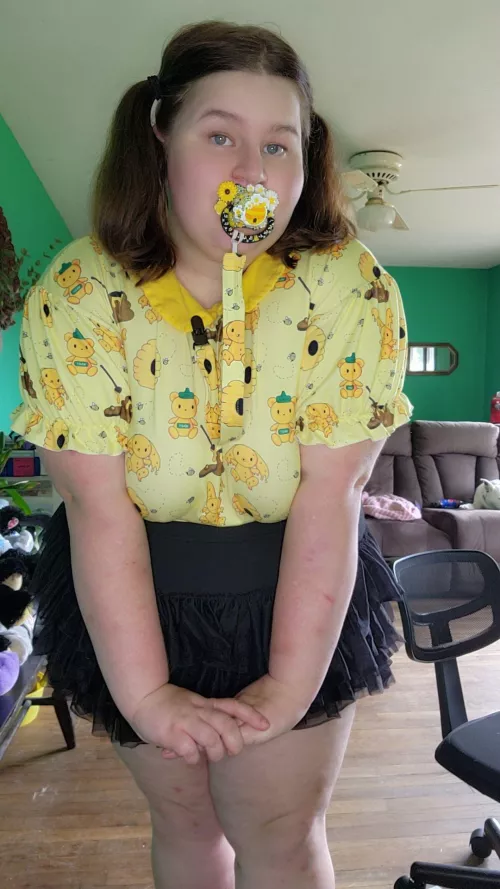 Just a busy bee by Thetelltalehearter