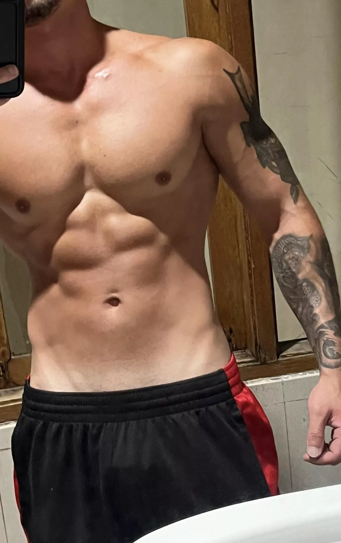 6’3 218lbs and feeling leaaaaaan 😈💪🏽 posted by TheeGuyDerek