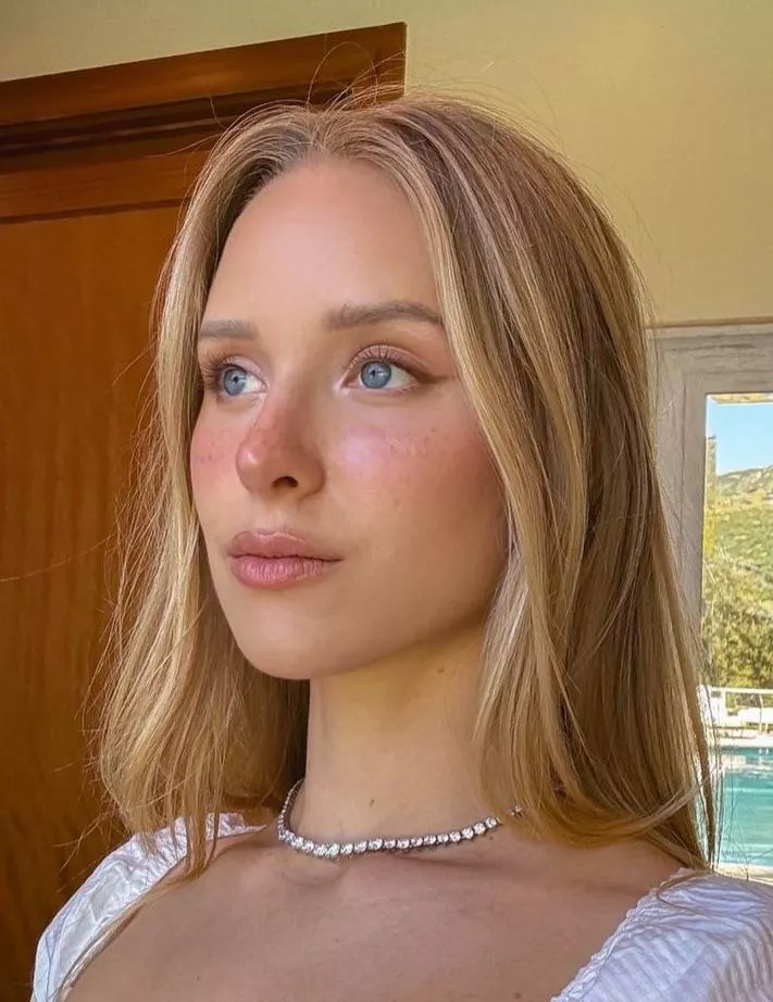 Caroline Zalog posted by Ken789gh