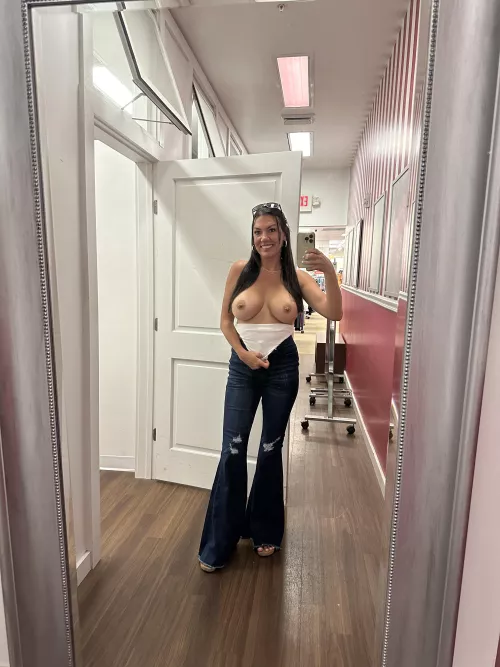 I love flashing my titties no matter where I am by jasmine_cole