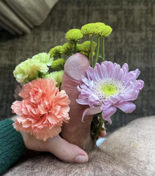 Someone put together a cock posy, and it's the cutest thing I've seen today. And it's self-irrigating. by fludiedampuls