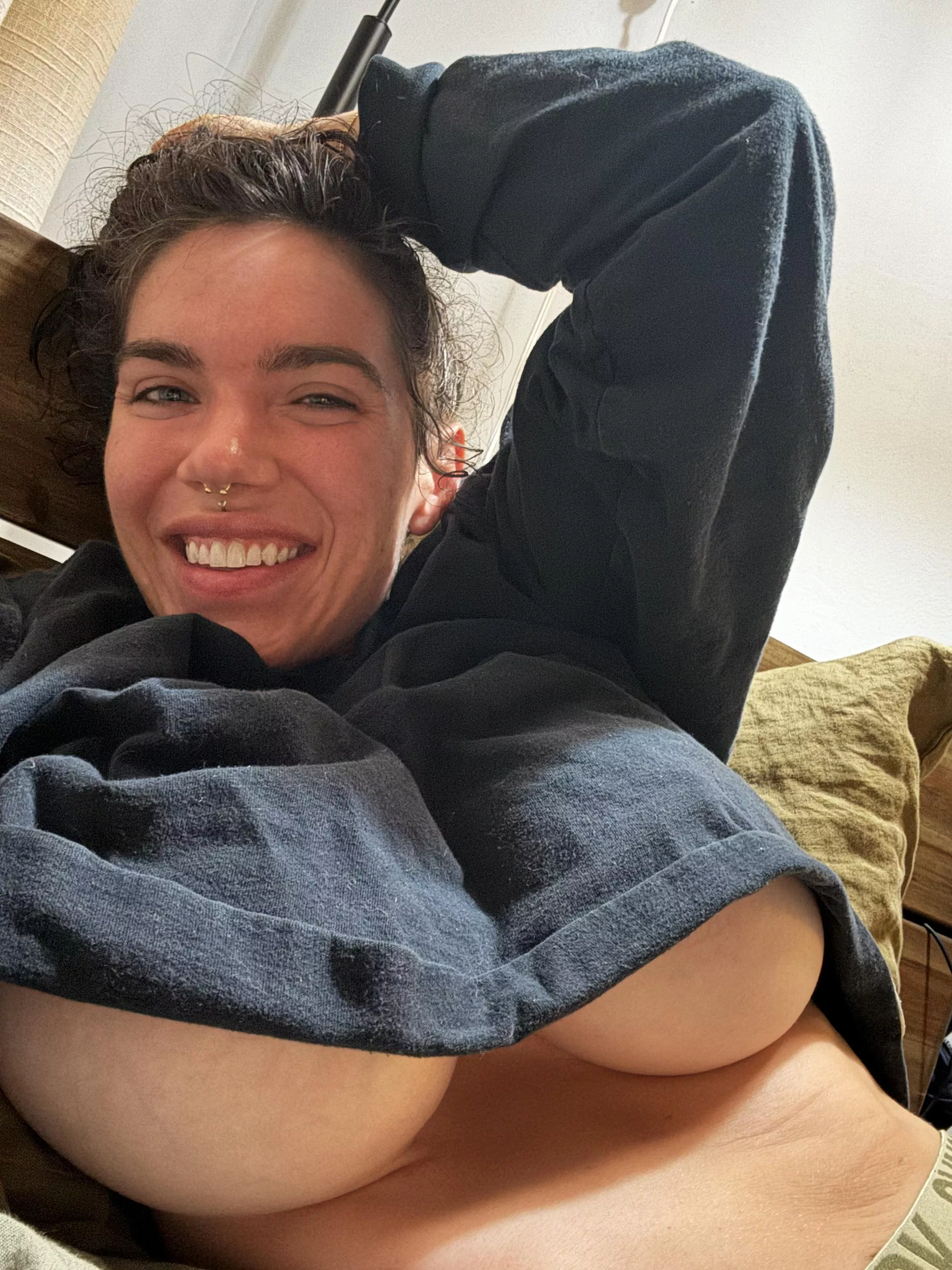 Spend the day in bed with me?? posted by LizbethEden