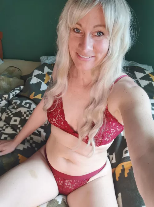 This blonde MILF is ready for fun 😏 by mumpiiitz