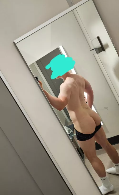 Do you all like some public 🍑? by cat_________dog