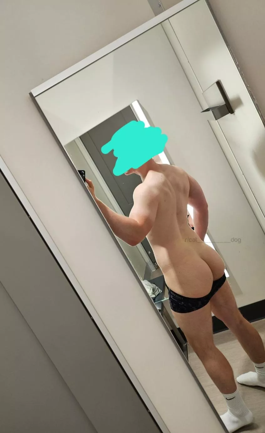 Do you all like some public 🍑? posted by cat_________dog