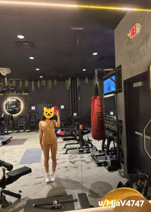 Paused my workout [f]or a selfie 🤳🏼 by MjaV4747