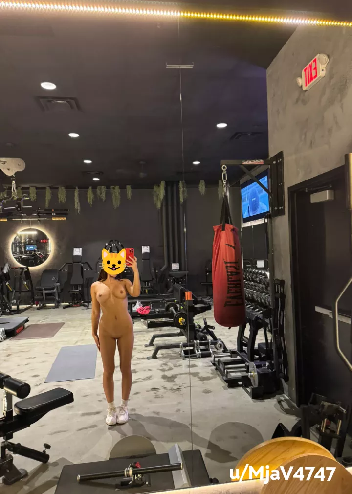 Paused my workout [f]or a selfie 🤳🏼 posted by MjaV4747