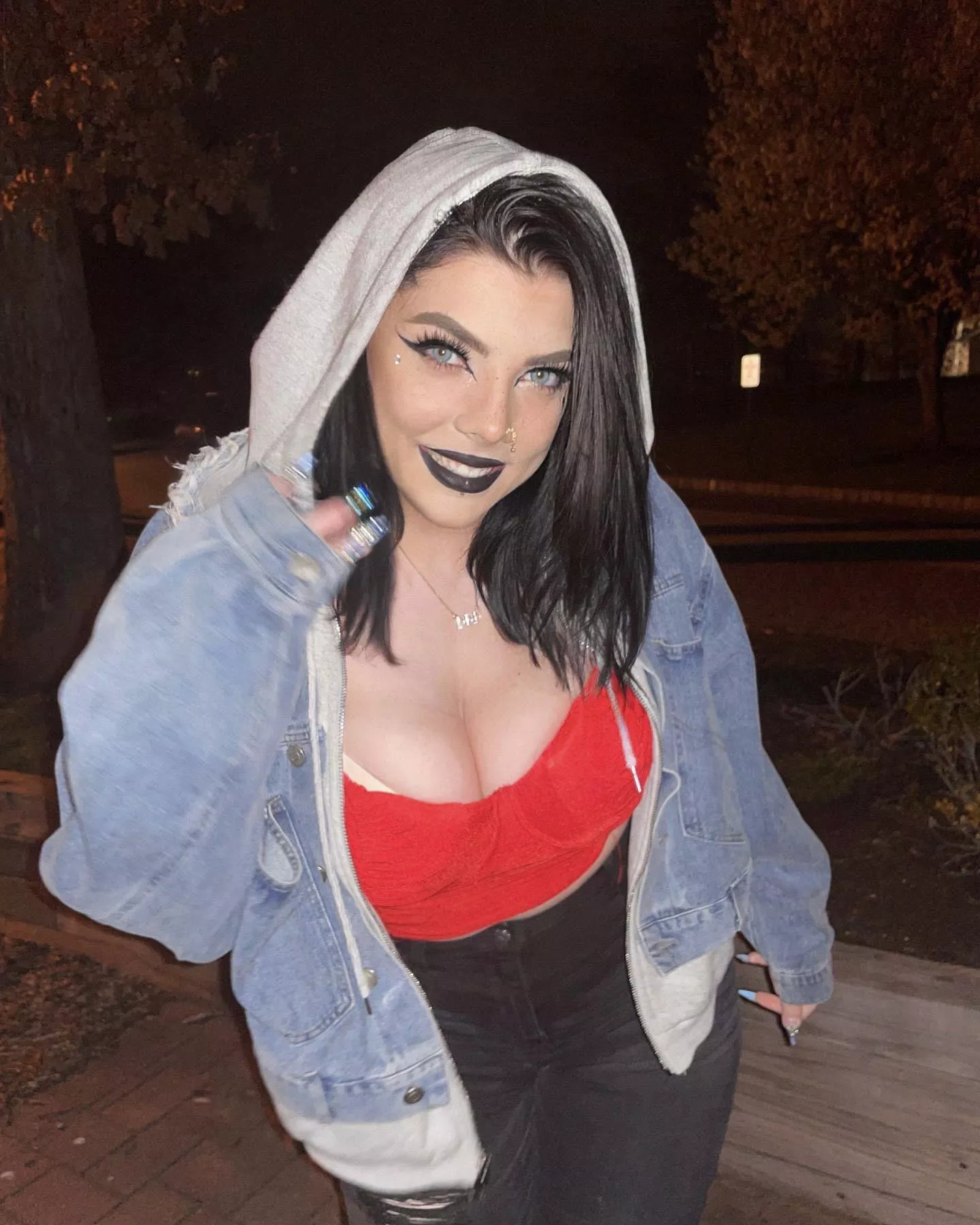 Goth vibes and killer curves—what more could you ask for? 😈 posted by kayleedimarco