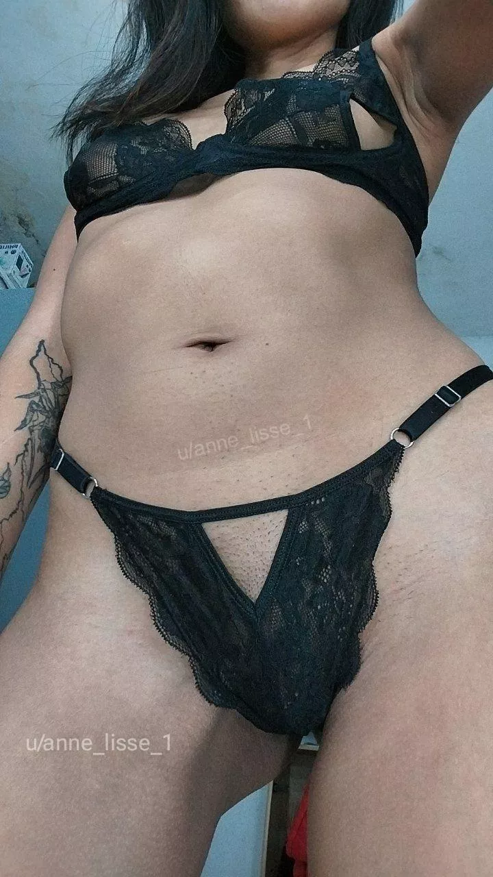 Touch my navel and make me moan with pleasure  posted by anne_lisse_1